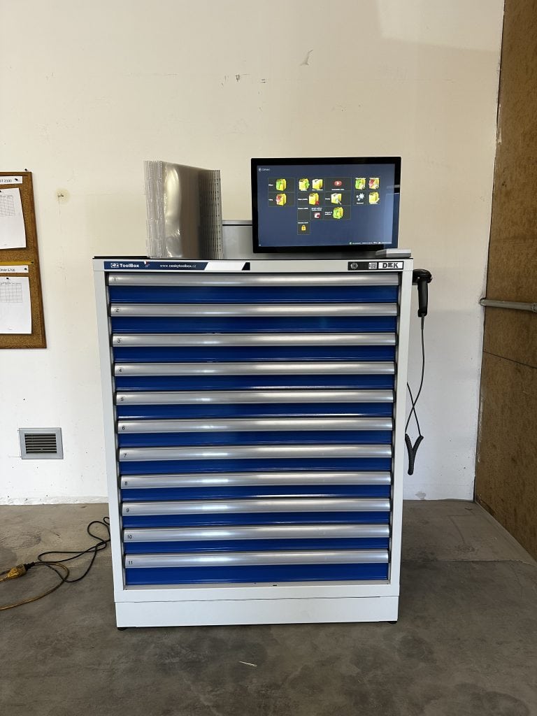 Robustní model LITE v celozamykacím provedení s extra širokou konstrukcí. Nabízí 10 zásuvek o výšce 100 mm a jednu zásuvku 125 mm. Každá zásuvka unese až 200 kg, což z něj dělá ideální volbu pro těžší nástroje i přehledné členění materiálu.